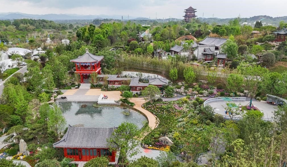 這是2024年4月22日拍攝的成都世園會主會場北京園（無人機(jī)照片）。新華社記者 王曦 攝
