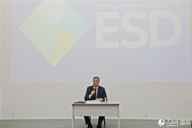 當(dāng)?shù)貢r(shí)間4月23日，中國駐巴西大使祝青橋應(yīng)邀在巴西高等防務(wù)學(xué)院作專題講座，全面介紹中國外交和國防政策、經(jīng)濟(jì)形勢(shì)及中巴關(guān)系前景。 人民網(wǎng)記者 陳一鳴攝