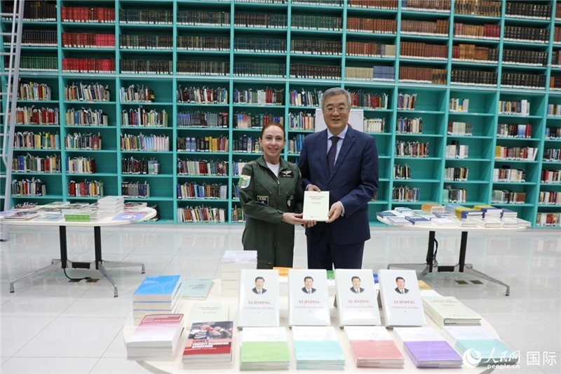 授課后，中國駐巴西大使祝青橋向巴西高等防務(wù)學(xué)院圖書館捐贈(zèng)了150本書籍。圖為祝青橋和巴西高等防務(wù)學(xué)院院長卡拉·利里奧·馬丁斯在圖書捐贈(zèng)儀式上。 人民網(wǎng)記者 陳一鳴攝