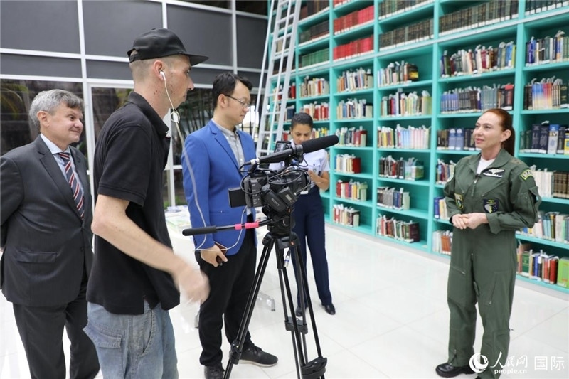 巴西高等防務(wù)學(xué)院院長卡拉·利里奧·馬丁斯接受了人民網(wǎng)的視頻采訪。 人民網(wǎng)記者 陳一鳴攝