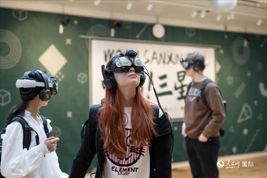 體驗(yàn)三星堆VR文化。中國(guó)駐瑞典大使館供圖