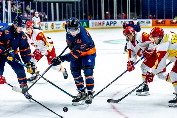 雙方球員爭(zhēng)搶。圖片來(lái)源：國(guó)際冰聯(lián)