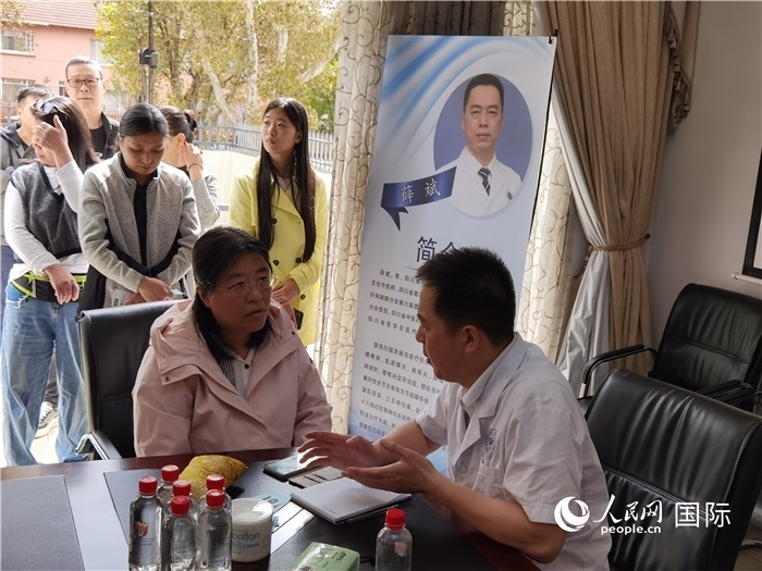 中醫(yī)專(zhuān)家為當(dāng)?shù)厝A僑華人提供中醫(yī)咨詢(xún)和診療服務(wù)。 （本報(bào)記者 楊謳 攝）