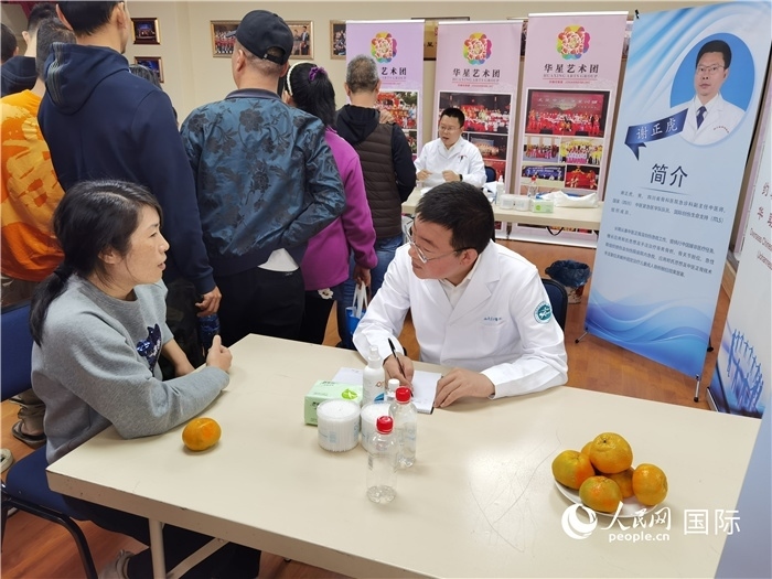 中醫(yī)專(zhuān)家為當(dāng)?shù)厝A僑華人提供中醫(yī)咨詢(xún)和診療服務(wù)。 （本報(bào)記者 楊謳 攝）