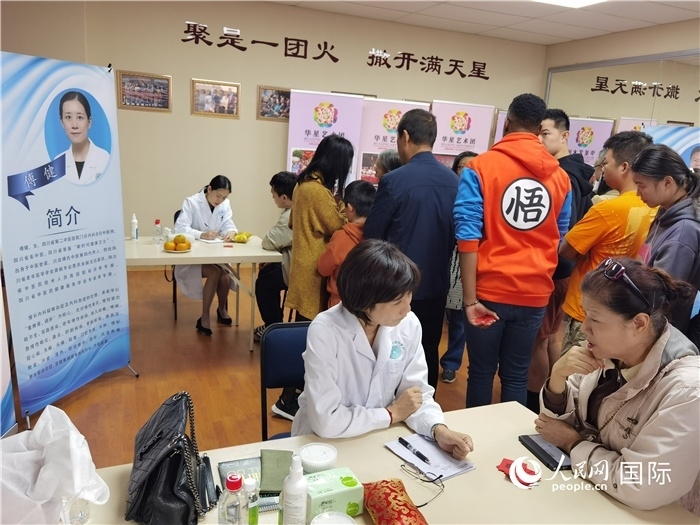 中醫(yī)專(zhuān)家為當(dāng)?shù)厝A僑華人提供中醫(yī)咨詢(xún)和診療服務(wù)。 （本報(bào)記者 楊謳 攝）