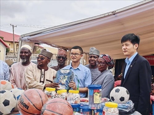 中尼友誼示范校物資捐贈。駐尼日利亞使館供圖