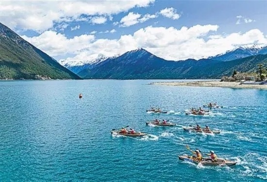 2024年4月20日，2024年巴松措國際漂流公開賽的選手在比賽中。 新華社記者 孫非攝