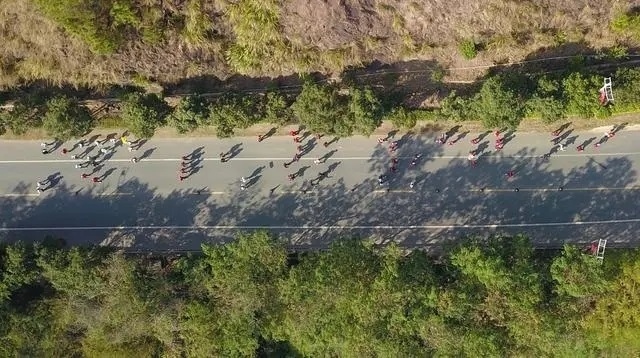 1月6日，健身愛好者在徒步活動中（無人機(jī)照片）。新華社記者 黃國保攝