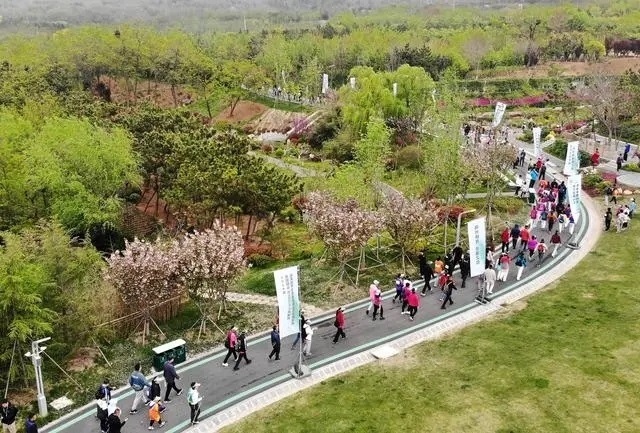 4月27日，登山愛好者在浮山森林公園參加登山健身活動（無人機(jī)照片）。新華社記者 李紫恒攝