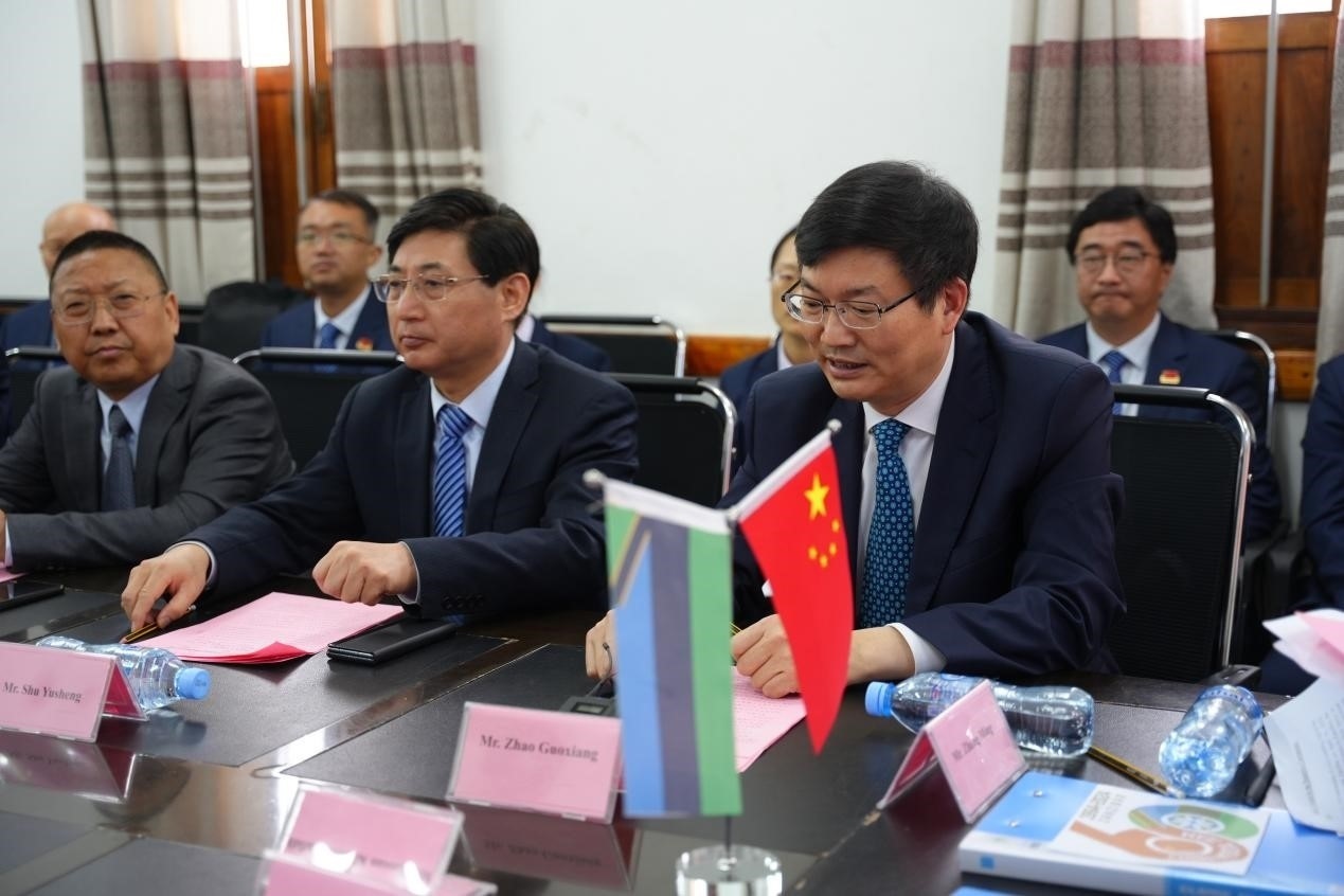 揚州市衛(wèi)健委黨委書記趙國祥在衛(wèi)生部捐贈儀式上發(fā)言。中國援桑醫(yī)療隊供圖