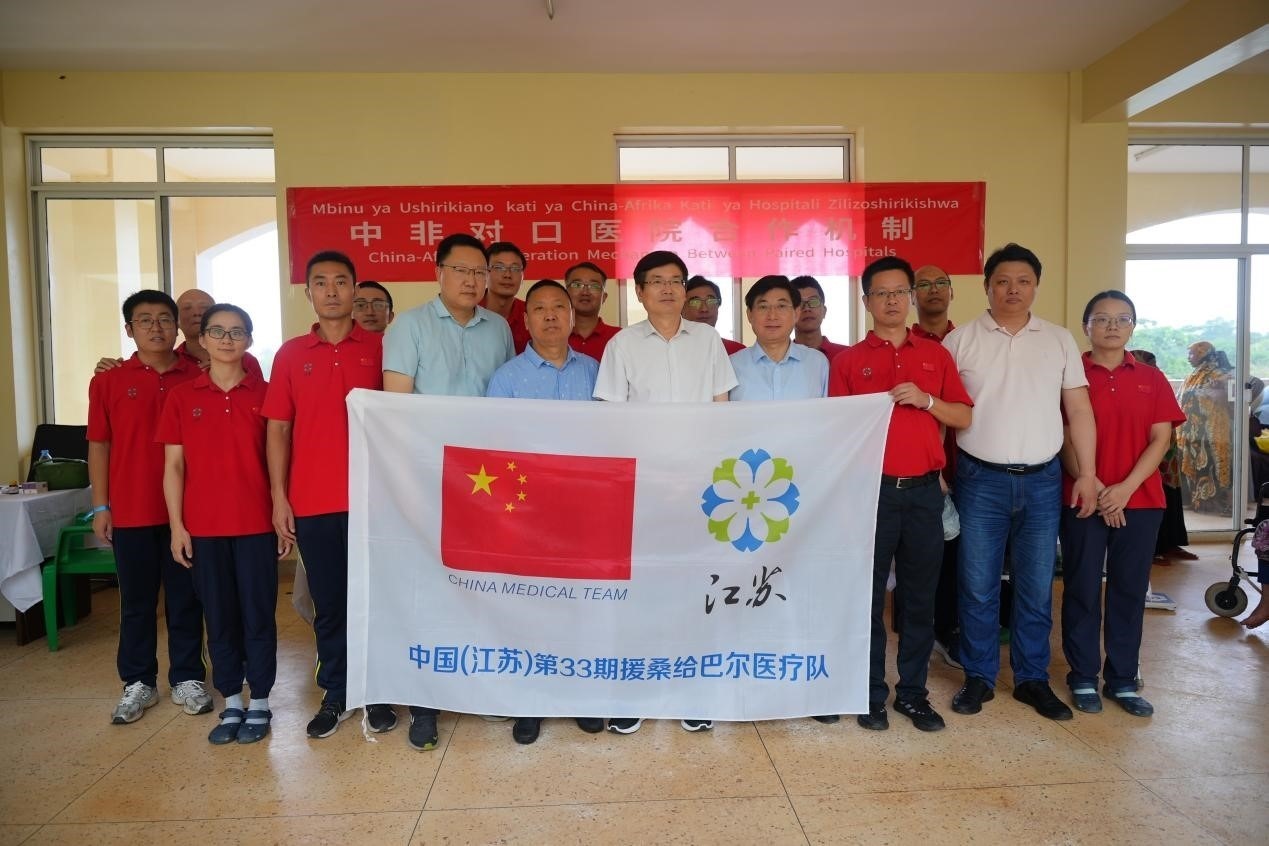 揚州市衛(wèi)健系統(tǒng)代表團和醫(yī)療隊在義診現(xiàn)場合影。中國援桑醫(yī)療隊供圖