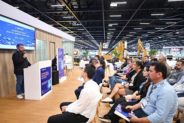 當?shù)貢r間4月26日，深圳市發(fā)展和改革委員會在巴西圣保羅國際工程機械及礦山機械展上舉行專題推介會，介紹將于今年下半年在深圳市舉辦的2024國際數(shù)字能源展。 2024國際數(shù)字能源展組委會供圖