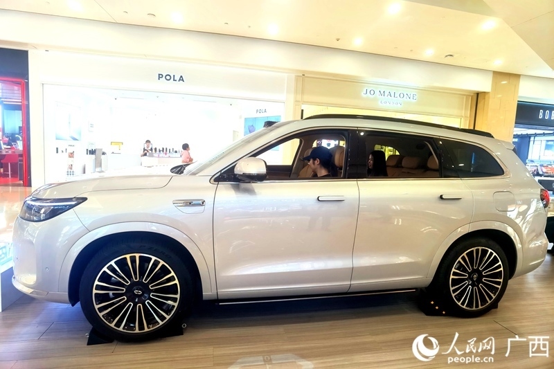  消費者在試駕汽車。人民網(wǎng)記者 陳燕攝