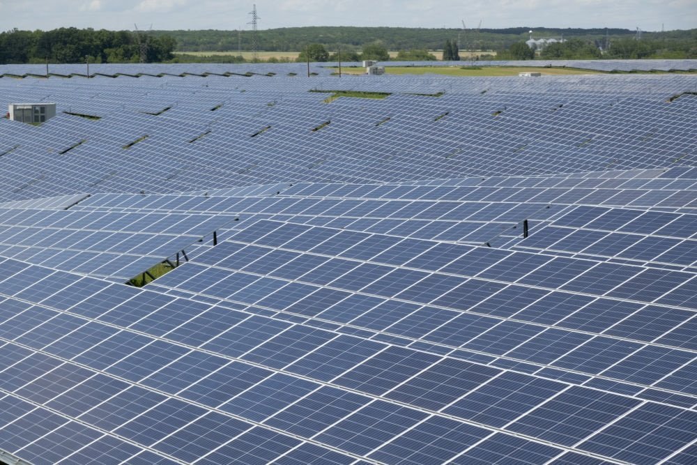 這是2021年5月27日在匈牙利考波什堡拍攝的100兆瓦光伏電站。當(dāng)日，由中國(guó)通用技術(shù)集團(tuán)所屬中國(guó)機(jī)械進(jìn)出口（集團(tuán)）有限公司投資興建的匈牙利考波什堡100兆瓦光伏電站項(xiàng)目在考波什堡市舉行投運(yùn)啟動(dòng)儀式。新華社發(fā)（弗爾季·奧蒂洛攝）