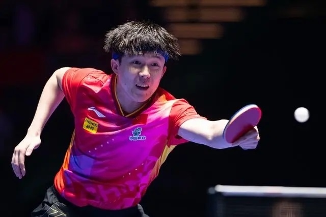 2024年4月15日，王楚欽在澳門世界杯比賽中回球。新華社記者 張金加攝