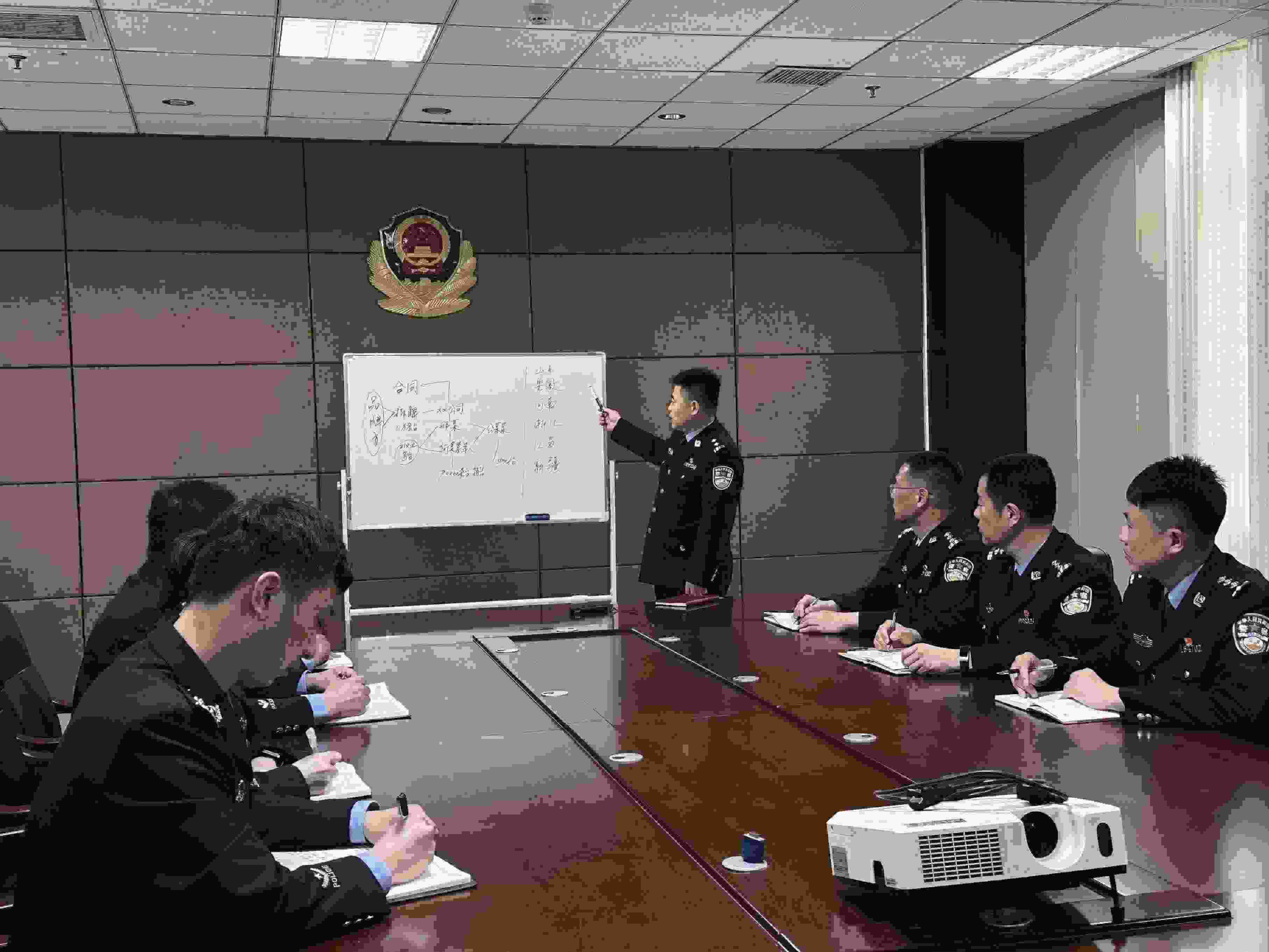 專案組辦案民警介紹案情。人民網(wǎng)記者 郝萍攝