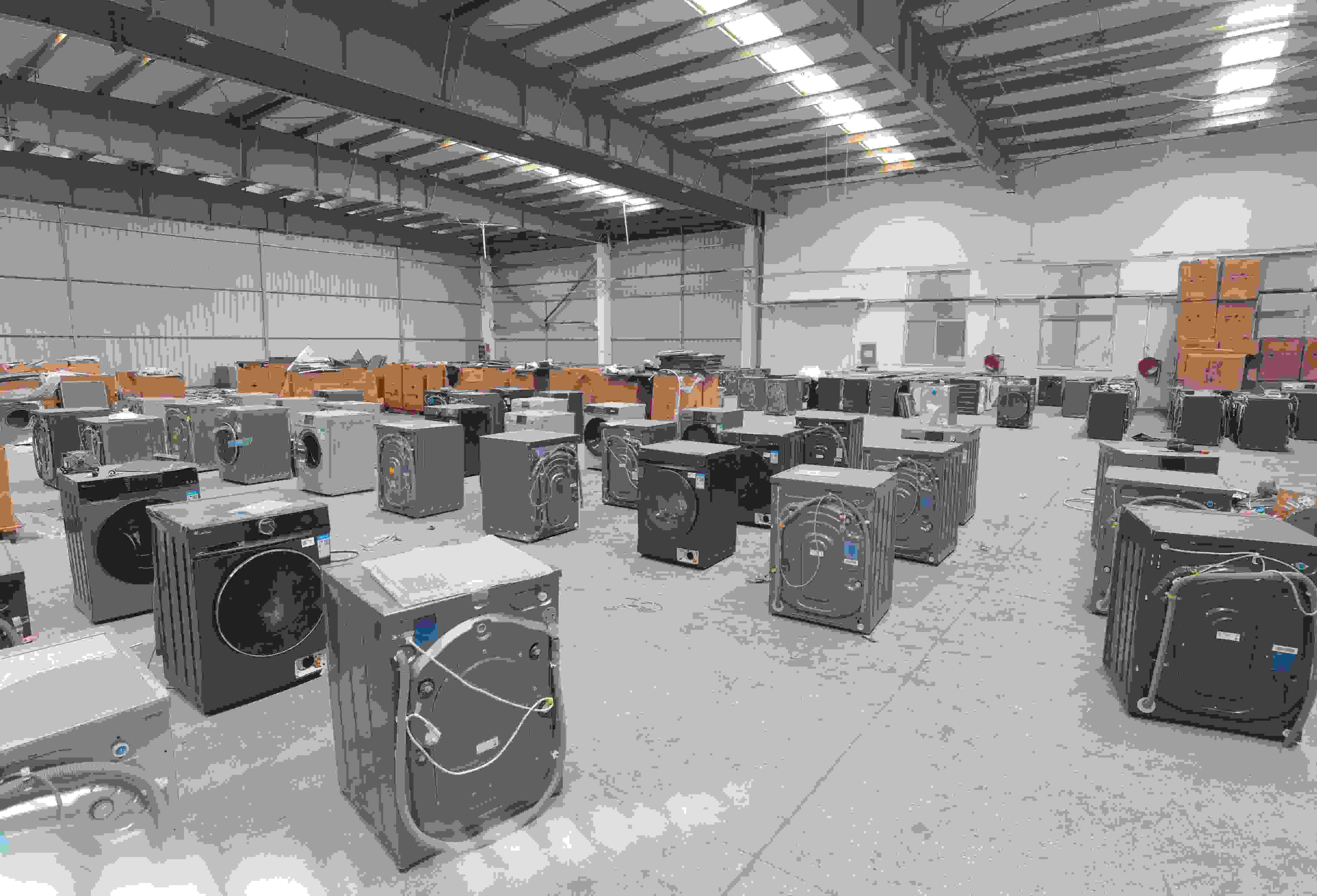 專案組民警查扣涉案場(chǎng)所及假冒知名品牌洗衣機(jī)。巨野警方供圖