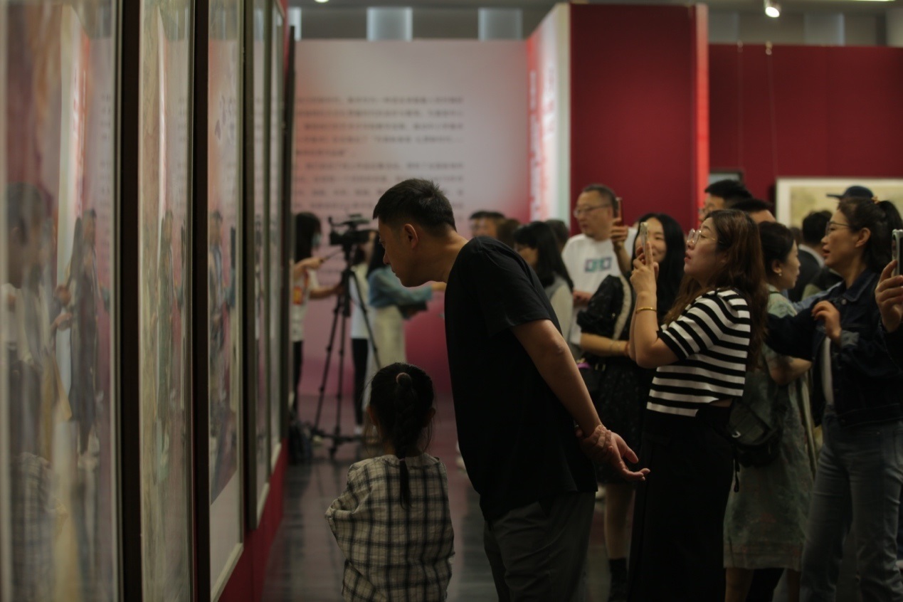 嘉賓及教研員、教師代表參觀展覽。主辦方供圖