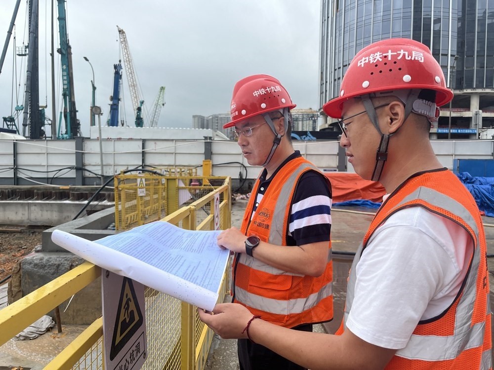 2024年4月26日，深圳市五一勞動(dòng)獎(jiǎng)?wù)芦@得者、中鐵十九局軌道公司項(xiàng)目副經(jīng)理夏荔（左）在穗莞深城際鐵路前皇段皇崗口岸站建設(shè)現(xiàn)場(chǎng)忙碌。新華社發(fā)
