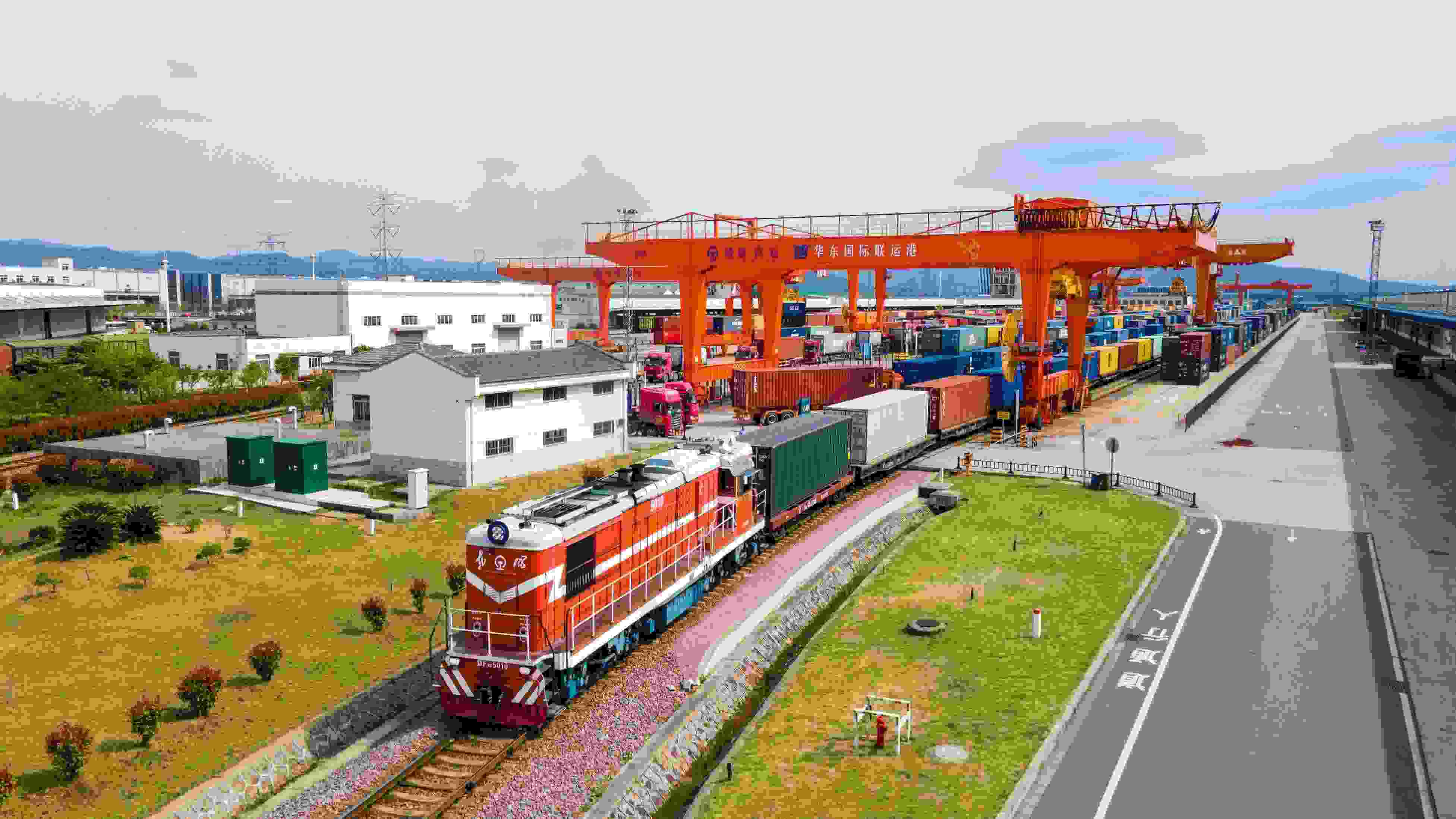 △2024年4月1日，浙江省金華華東國際聯(lián)運港，一列中歐班列裝載110個標(biāo)箱日用百貨、電動工具、機械裝備等貨物從鐵路金華南貨場啟程駛往匈牙利布達佩斯。