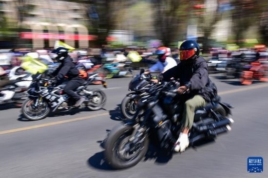 這是4月30日在新疆烏魯木齊市舉行的巡游活動上拍攝的摩托機車方陣。