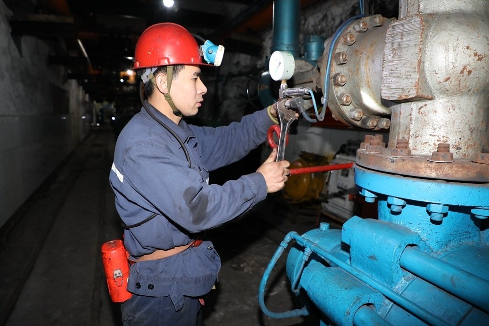 2024年4月30日，冀中能源峰峰集團(tuán)新屯礦機(jī)電區(qū)副區(qū)長顧博在井下泵房檢修水泵。新華社發(fā)
