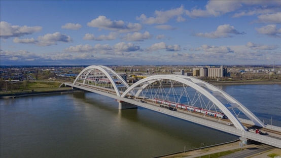 △2024年3月12日，一列火車運行在匈塞鐵路塞爾維亞境內(nèi)貝諾段諾維薩德多瑙河大橋上。