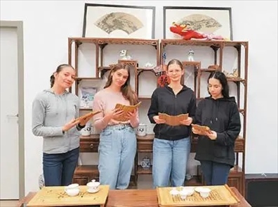 匈中雙語學(xué)校的學(xué)生胡靈月(左一)、宋智孝(右二)學(xué)習(xí)中國茶文化。