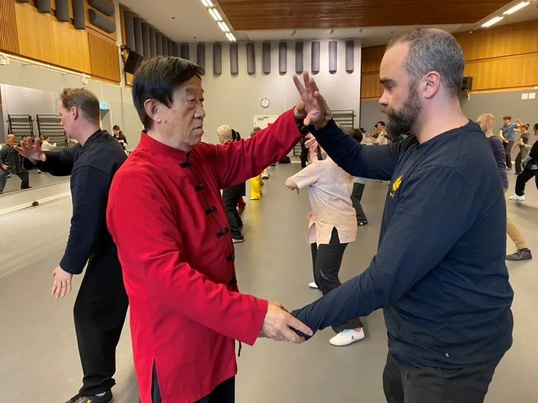 陳正雷老師親自示范指導(dǎo)。斯德哥爾摩中國文化中心供圖