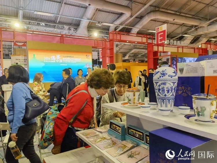 巴黎市民在“倍悅文創(chuàng)”展臺前（記者于超凡攝