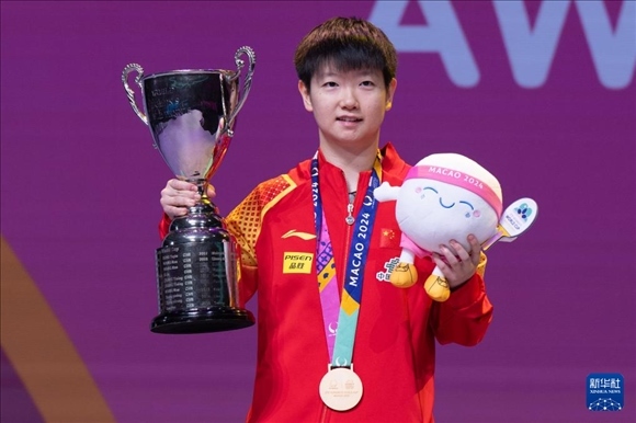 2024年4月21日，在2024年澳門國際乒聯(lián)女子世界杯決賽中，孫穎莎奪得冠軍。圖為孫穎莎在頒獎臺上。新華社記者 張金加 攝