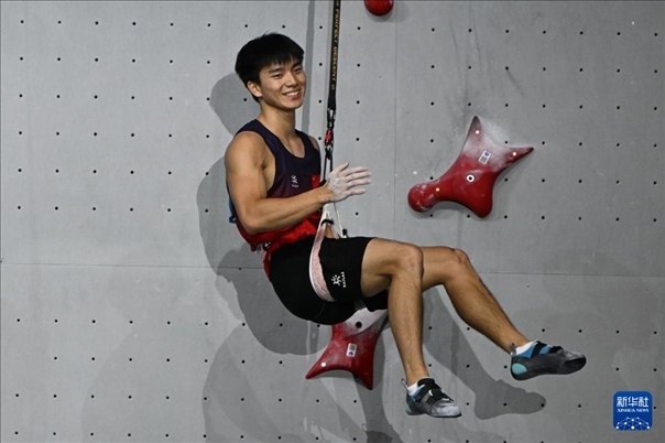 2024年4月13日，在江蘇吳江舉行的2024年國際攀聯(lián)攀巖世界杯（吳江站）男子速度決賽中，中國選手伍鵬獲得冠軍。圖為中國選手伍鵬在決賽后慶祝。新華社發(fā)（王須中攝）