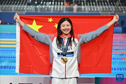2024年2月13日，2024年世界游泳錦標賽游泳項目女子100米蛙泳決賽在卡塔爾多哈舉行。圖為冠軍中國選手唐錢婷在頒獎儀式后慶祝。新華社記者 薛宇舸 攝