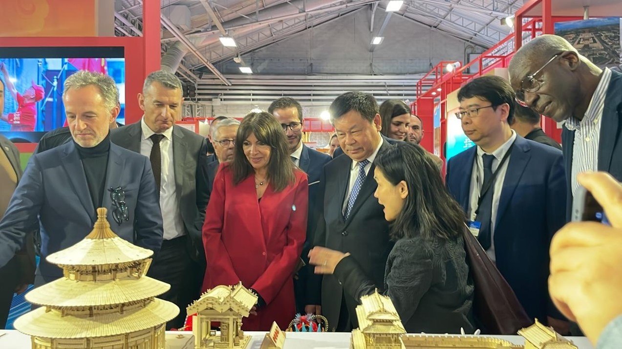 巴黎市市長安妮·伊達爾戈參觀展覽。主辦方供圖