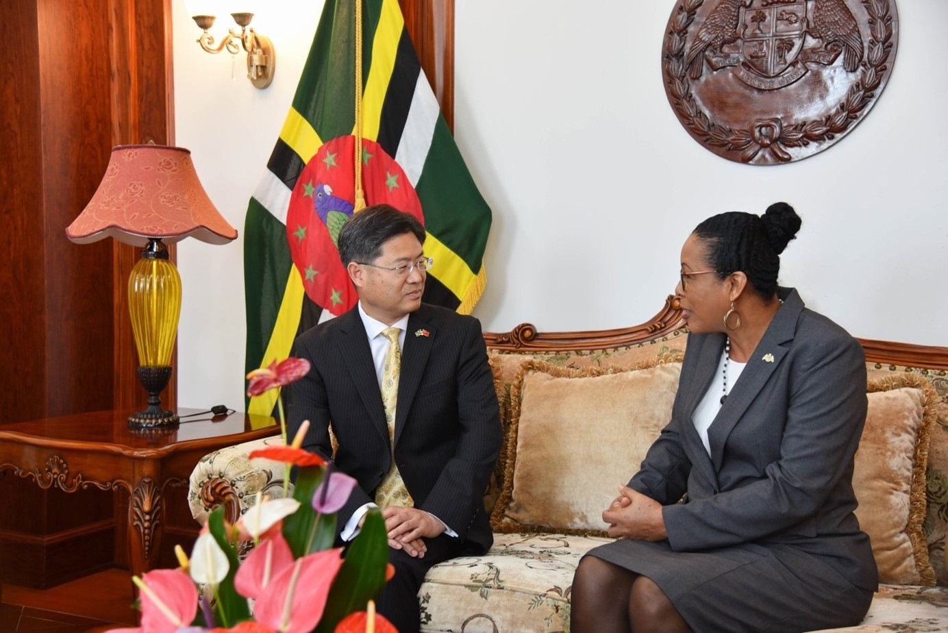 當(dāng)?shù)貢r(shí)間5月3日，中國新任駐多米尼克大使儲(chǔ)茂明（左）向多總統(tǒng)伯頓遞交國書。 中國駐多米尼克大使館供圖