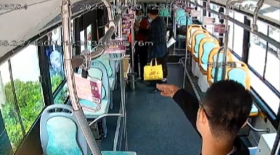 公交車上他一聲大吼！魏杰，好樣的！