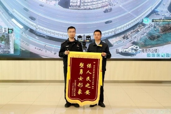 公交車上他一聲大吼！魏杰，好樣的！