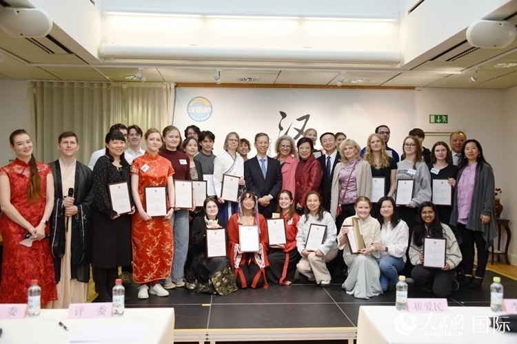 中國駐瑞典大使崔愛民、使館負責教育事務的黃立瓊參贊、預選賽評委老師和指導老師，以及所有獲獎選手合影留念。人民網(wǎng)記者 殷淼攝