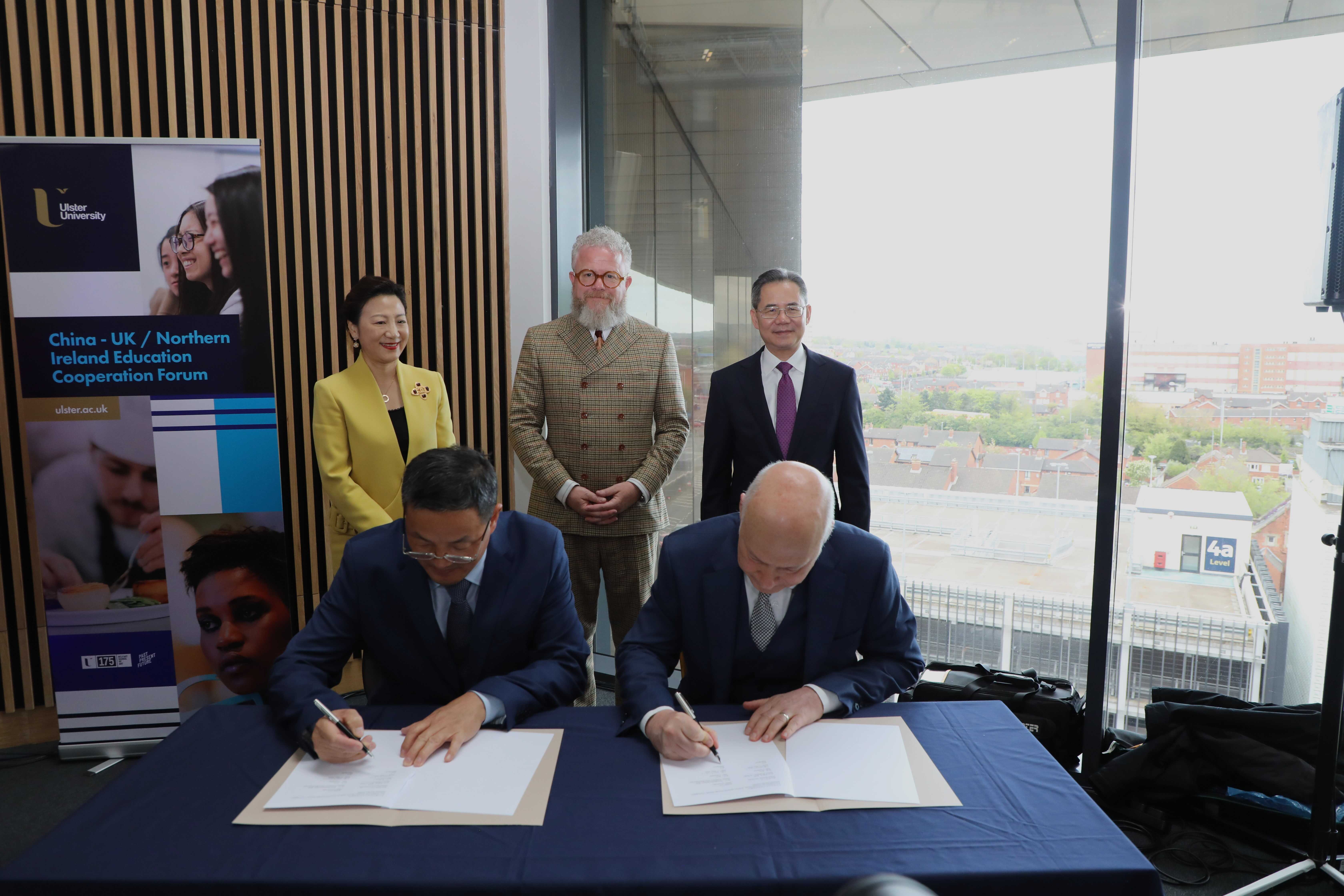 湖北師范大學同奧斯特大學簽署共建教育語言文化交流中心的協(xié)議現(xiàn)場。中國駐英國大使館供圖
