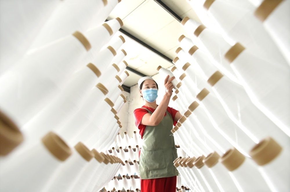 2024年5月1日，工人在山東省淄博市沂源縣悅莊工業(yè)園一玻纖企業(yè)整理加工的產(chǎn)品。新華社發(fā)（趙東山攝）