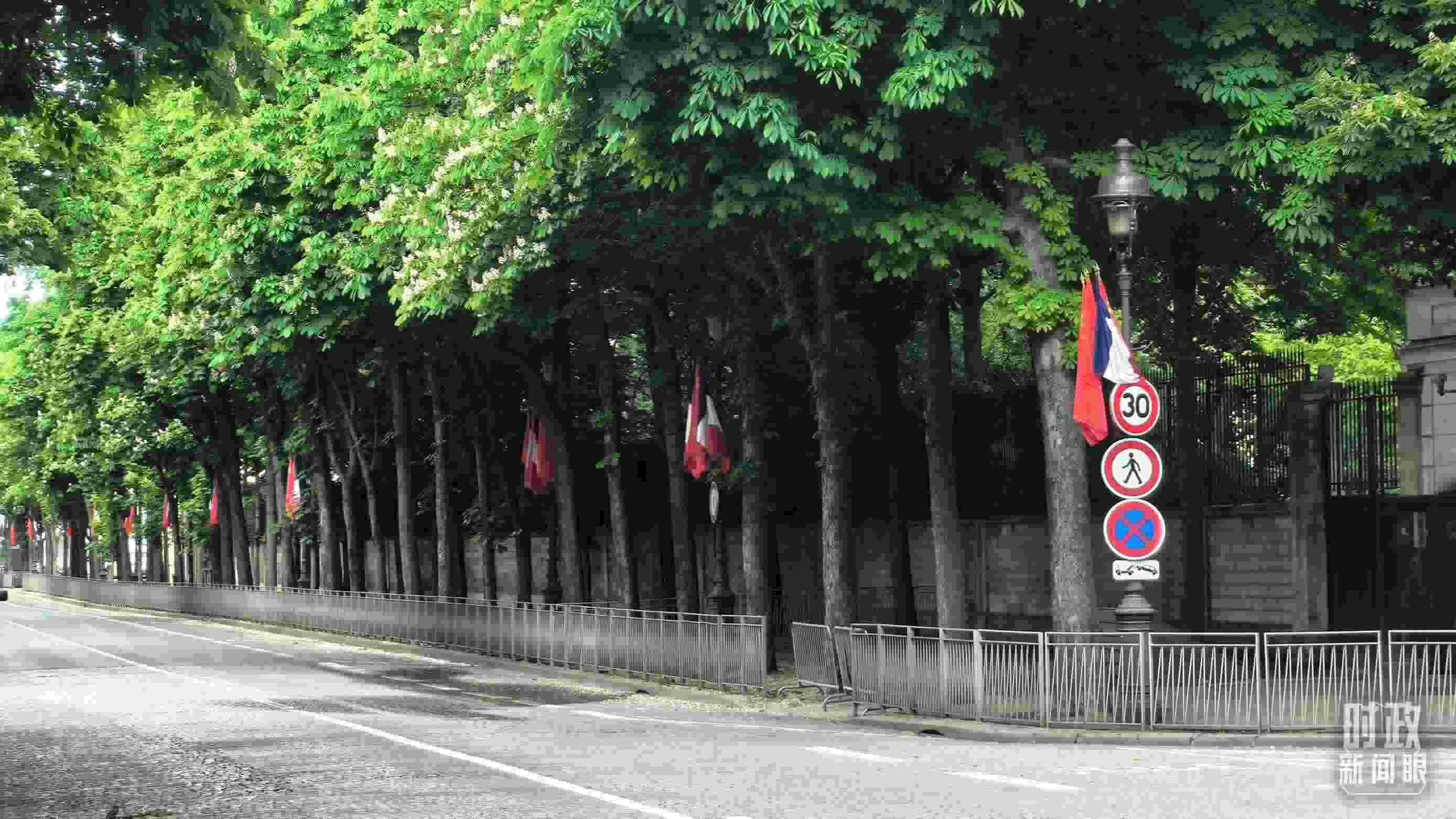 △巴黎道路兩側(cè)懸掛中法兩國國旗。（總臺央視記者鄂介甫拍攝）