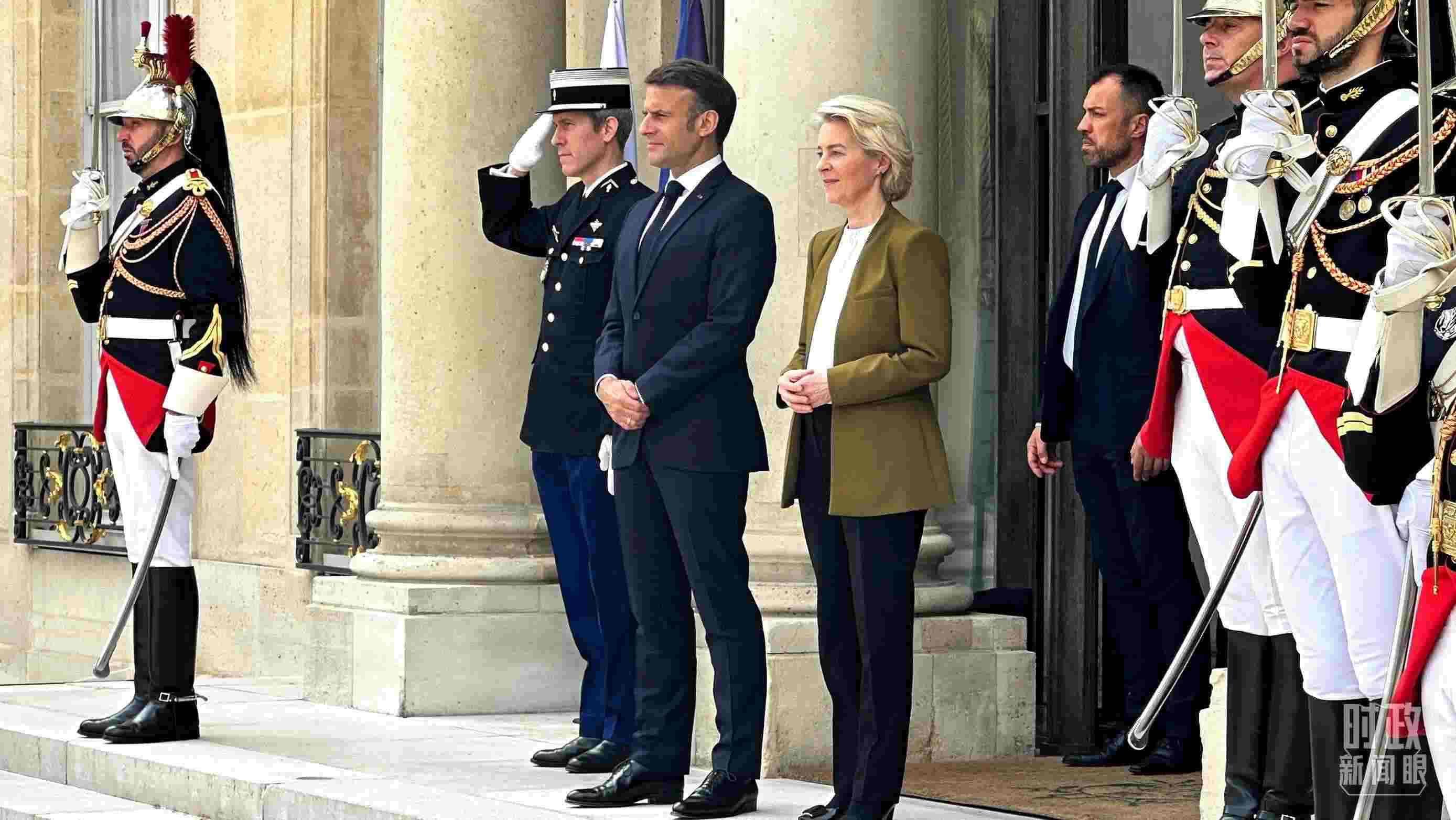 △中法歐領(lǐng)導人三方會晤后，馬克龍總統(tǒng)和馮德萊恩主席將習主席送至上車處。（總臺央視記者關(guān)舟拍攝）