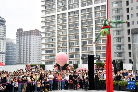 5月7日，演員在長沙國金中心表演木偶劇。新華社記者 陳振海 攝