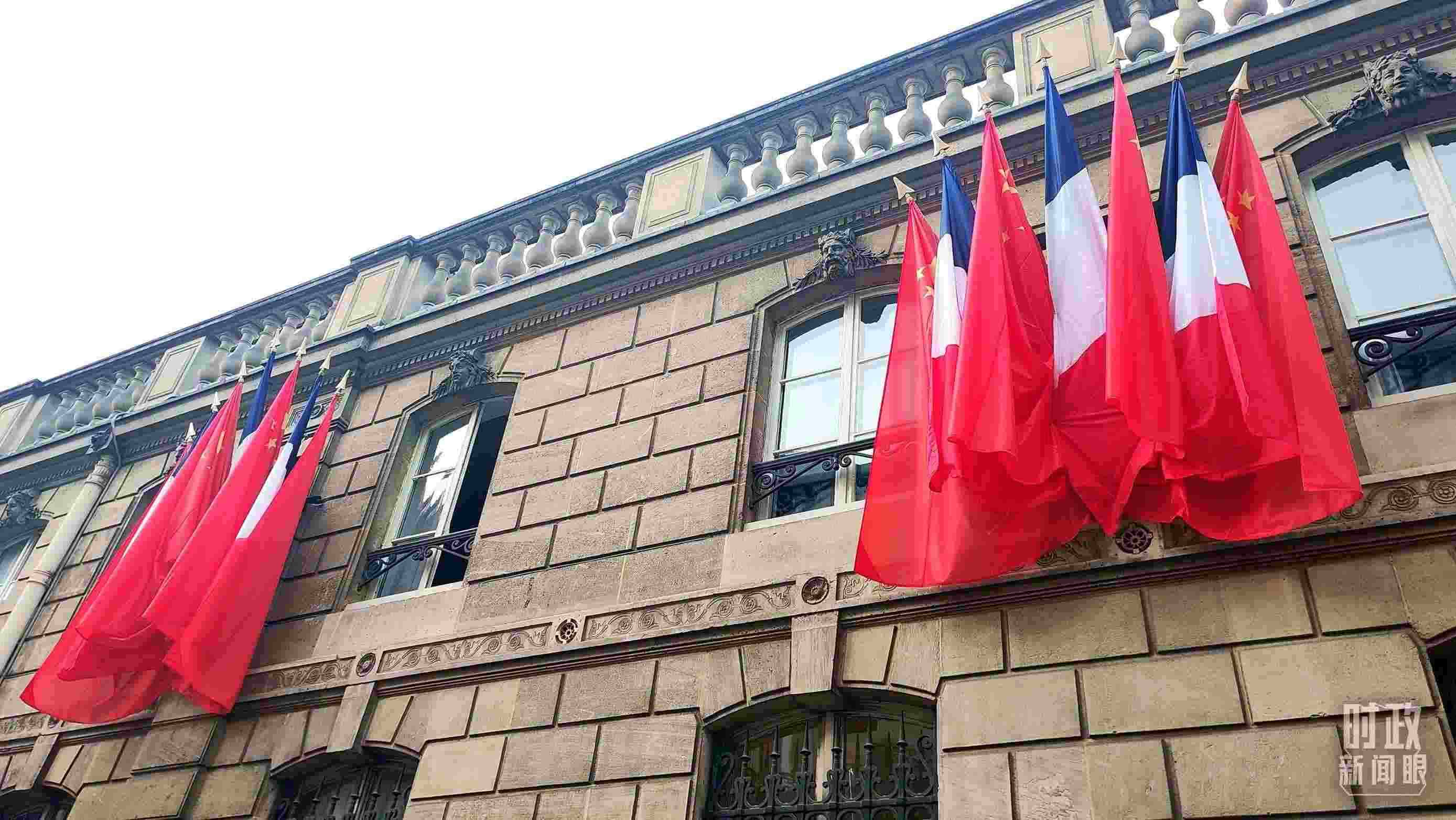 △中法歐領(lǐng)導人三方會晤地點——愛麗舍宮懸掛中法兩國國旗。（總臺央視記者劉琦拍攝）
