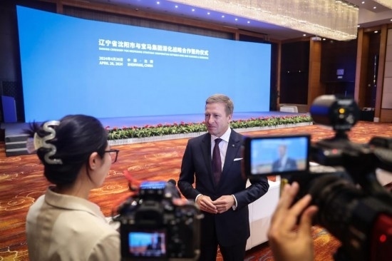 4月26日，寶馬集團(tuán)董事長(zhǎng)齊普策接受采訪。新華社記者 潘昱龍 攝