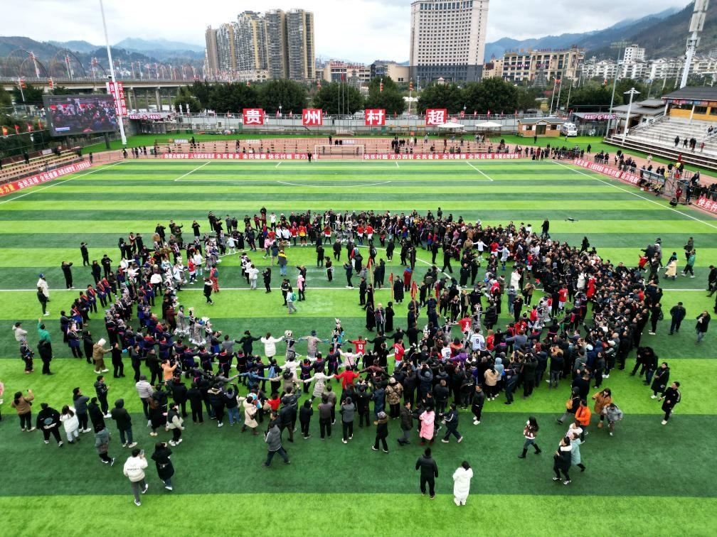 比賽結(jié)束后，兩隊隊員、親友團(tuán)和大批觀眾手拉手跳起侗族舞蹈。新華社發(fā)（王炳真攝）