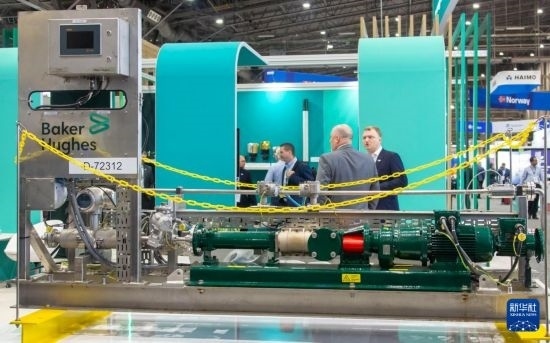 這是5月6日在美國休斯敦國際海洋油氣技術(shù)大會及設(shè)備展上拍攝的展示的裝備。新華社發(fā)（勞承躍攝）