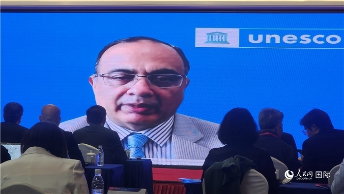 聯(lián)合國教科文組織駐華代表處代表夏澤翰通過視頻致辭。人民網(wǎng)記者 萬宇攝