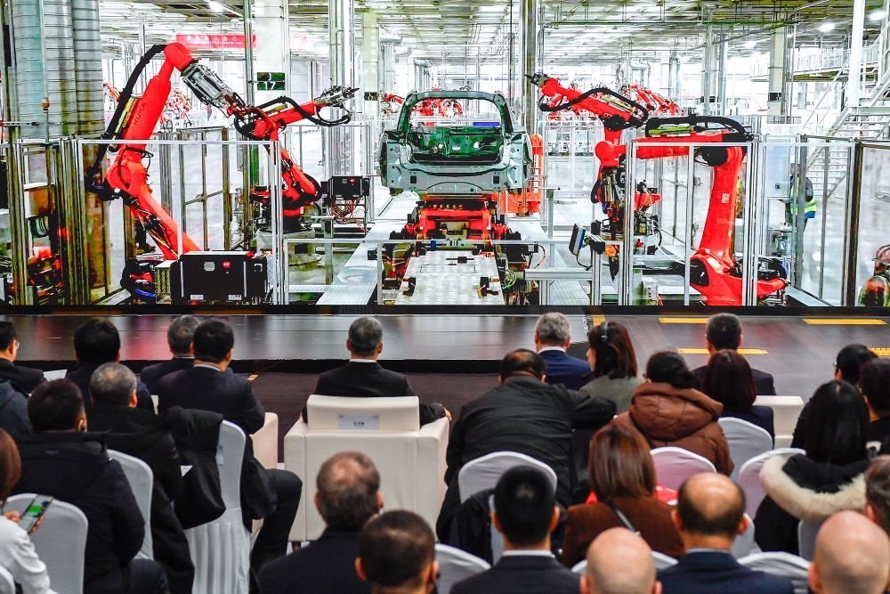 2024年1月26日，奧迪一汽新能源汽車有限公司預(yù)批量生產(chǎn)正式啟動(dòng)，嘉賓觀看奧迪一汽新能源汽車有限公司生產(chǎn)車間的宣傳短片。新華社記者 許暢 攝