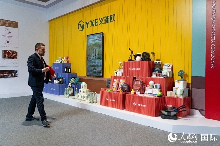 “義新歐”中歐班列（義烏—馬德里）開行十周年成果展上展出班列運(yùn)送的各類商品。大衛(wèi)·阿瑪爾攝